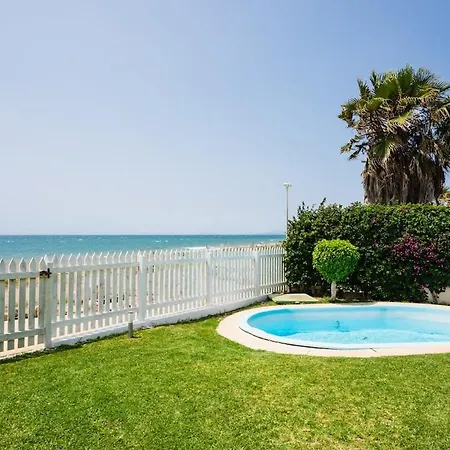 Ocean Front With Private Pool Feriehus