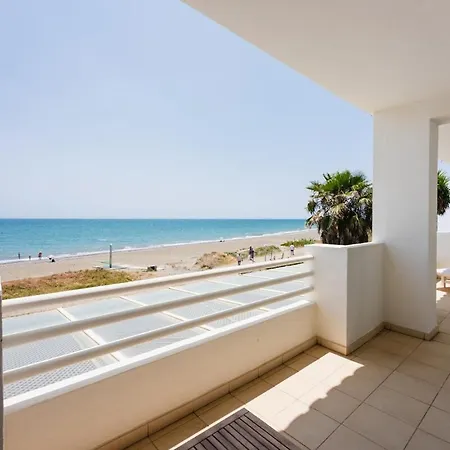 Nyaraló Ocean Front With Private Pool